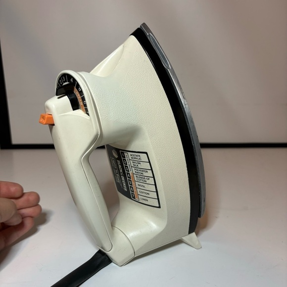 Vintage Black and Decker Light N Easy Steam and Dry Iron Tested Working VTG F383 - Picture 2 of 9